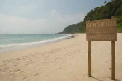 Una playa serena y despojada con señales ecológicas que promueven la conservación y las prácticas turísticas responsables.