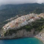 Una vista panorámica de la costa de Amalfi con calas ocultas y pintorescos pueblos de acantilados.