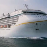 Nave crucero colorido con banners promocionales que muestran descuentos y ofertas.