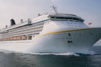 Nave crucero colorido con banners promocionales que muestran descuentos y ofertas.