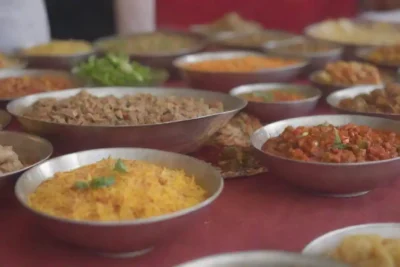 Platos tradicionales exhibidos en un animado festival cultural que muestra cocina local.
