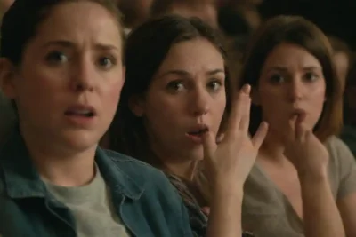 Un grupo de personas viendo una película y discutiendo sus emociones y reacciones.
