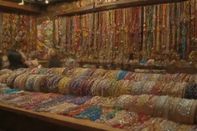 Establo de mercado colorido que muestra joyas artesanales únicas del sudeste asiático.