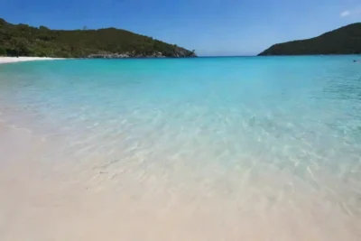 Playa prístina con aguas cristalinas y un entorno natural intacto.