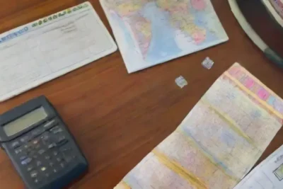 Una escena vibrante de planificación de viajes con mapas
