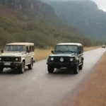 Una imagen de comparación que muestra un vehículo safari en un entorno natural junto a un coche en una carretera pintoresca.