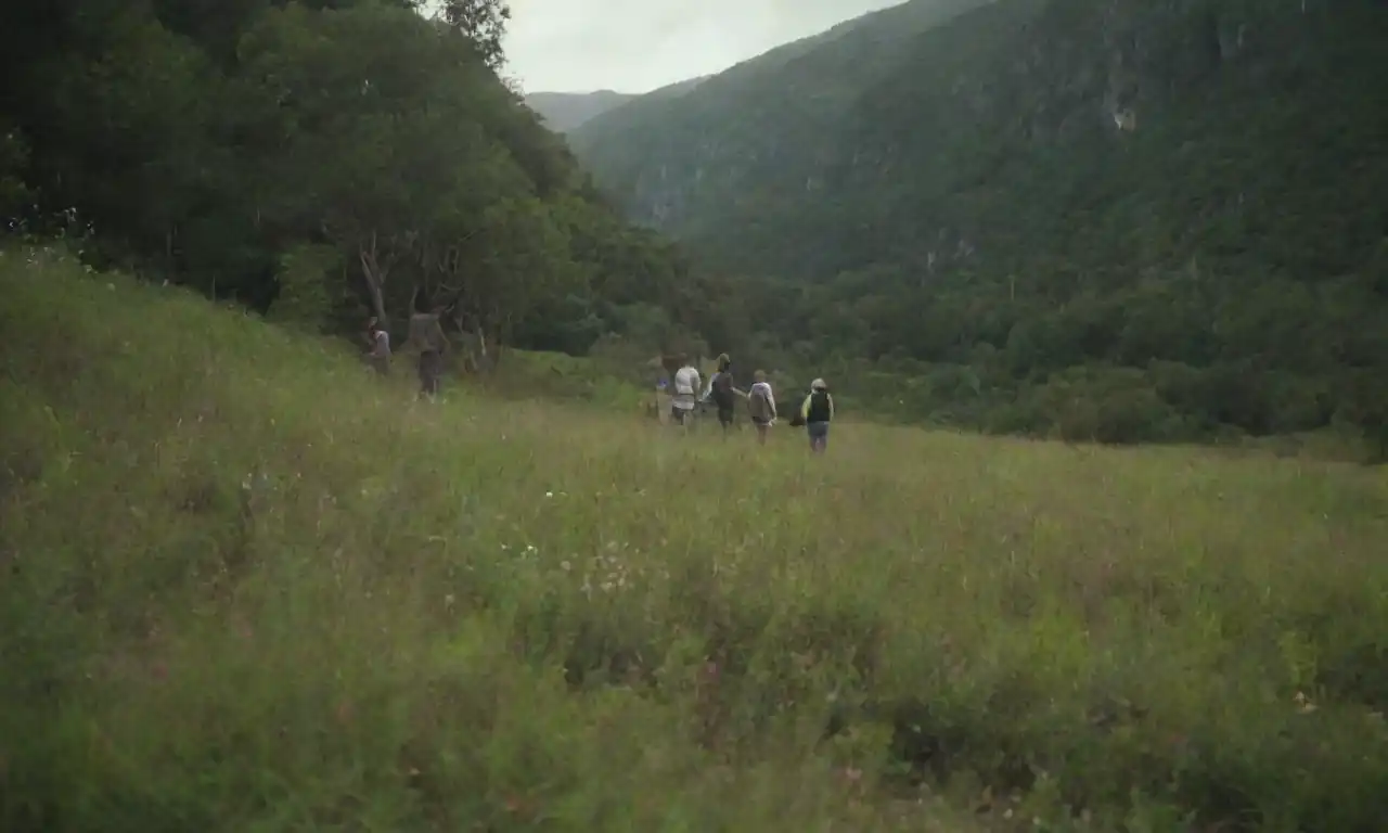 Guía explicando la flora y fauna a un grupo de turistas en un paisaje natural.