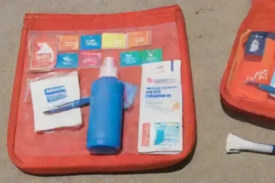 Un kit de playa perfectamente organizado con elementos esenciales para un día soleado