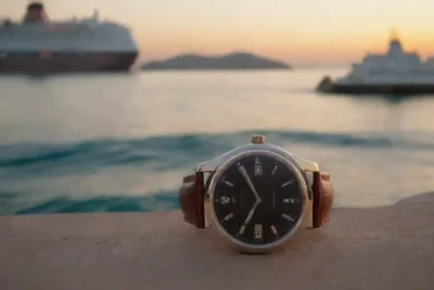 Reloj mostrando la hora de llegada