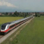 Tren que recorre pintorescos paisajes italianos hacia Venecia.