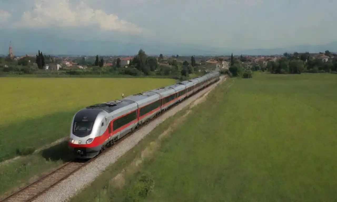 Tren que recorre pintorescos paisajes italianos hacia Venecia.