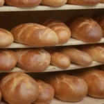 Pantalla colorida de pan recién horneado y pastelería en una panadería local.