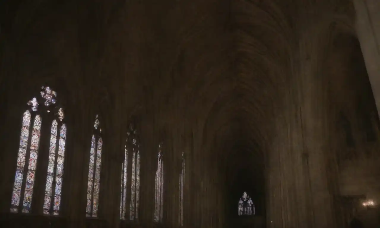 Una gran catedral gótica con arcos puntiagudos