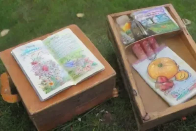 Un picnic vibrante y acogedor rodeado de naturaleza y creatividad