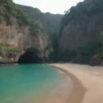 Una serena playa escondida rodeada de acantilados