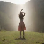 Espectáculos de variedades con artistas en un escenario y pasajeros disfrutando.