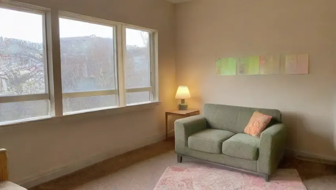 Una habitación serena y acogedora, llena de luz y elementos que fomentan la concentración