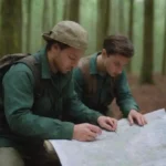 Jóvenes exploradores estudiando un mapa con rutas seguras marcadas en un bosque.