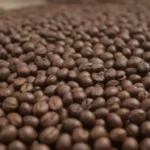 Los granos de café se exhiben en un vibrante mercado colombiano con productores locales.