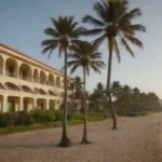 Un pintoresco hotel frente a la playa con palmeras y una impresionante vista al mar.
