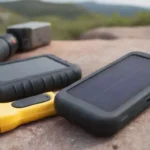 Dispositivo GPS portátil y cargador solar con equipo de senderismo.