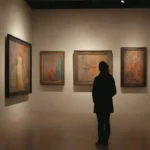 Persona admirando una obra de arte en una galería