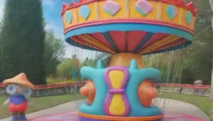 Un parque de diversiones lleno de color