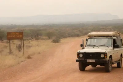 Vehículo safari vacío en un paisaje escénico