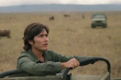 Niño asomado emocionado desde un jeep