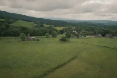 Paisaje rural pintoresco con lista de factores como accesibilidad
