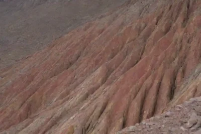 Capas de roca siendo empujadas hacia arriba