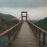 Un puente conectando elegante dos estructuras en un paisaje urbano.