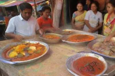 Un bullicioso mercado callejero lleno de comida vibrante y aromas cautivadores