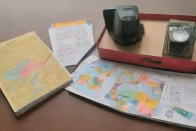 Un rincón vibrante de planificación de viajes con mapas