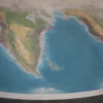 Mapa y calendario con marcas de temporada de avistamiento de ballenas.