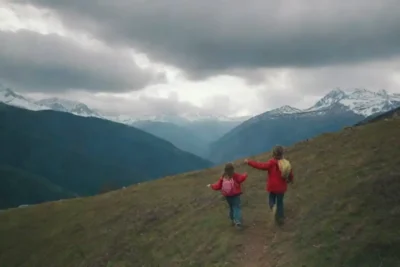 Niños explorando un paisaje montañoso
