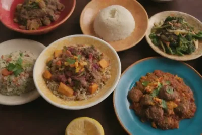 Un colorido plato que muestra una mezcla de diversos elementos culinarios de diferentes culturas.