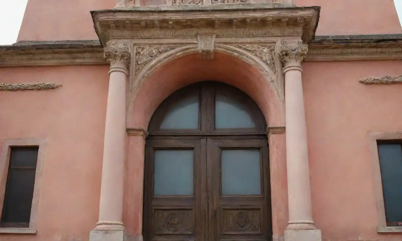 Fotos detalladas de un edificio histórico que muestra sus características arquitectónicas únicas y adornos.