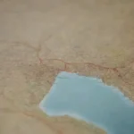 Un mapa que muestra rutas de viento y paisajes de impresionantes viajes globales.