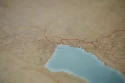 Un mapa que muestra rutas de viento y paisajes de impresionantes viajes globales.