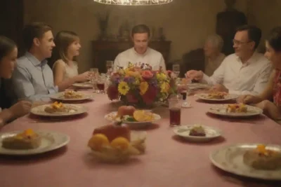 Una familia se reunió alrededor de una mesa bellamente decorada
