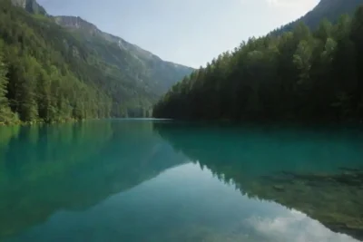Un lago impresionante rodeado de naturaleza