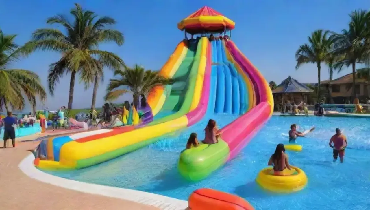 Un parque acuático lleno de diversión, risas y colores vibrantes
