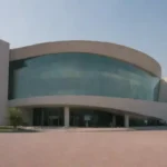 Disparos exteriores de icónicos museos que muestran sus diseños arquitectónicos distintivos.