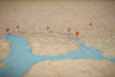 Mapa con lugares marcados de restaurantes internacionales y puestos de comida.