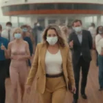Pasajeros con máscaras y practicando el distanciamiento social en cubierta.