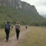 Grupo de turistas explorando un paisaje natural con guías ecológicas y actividades de conservación.