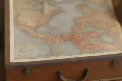 Una mesa de madera alberga mapas vintage