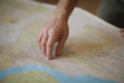 Viajero examinando un mapa con normativa ambiental y directrices etiquetadas.