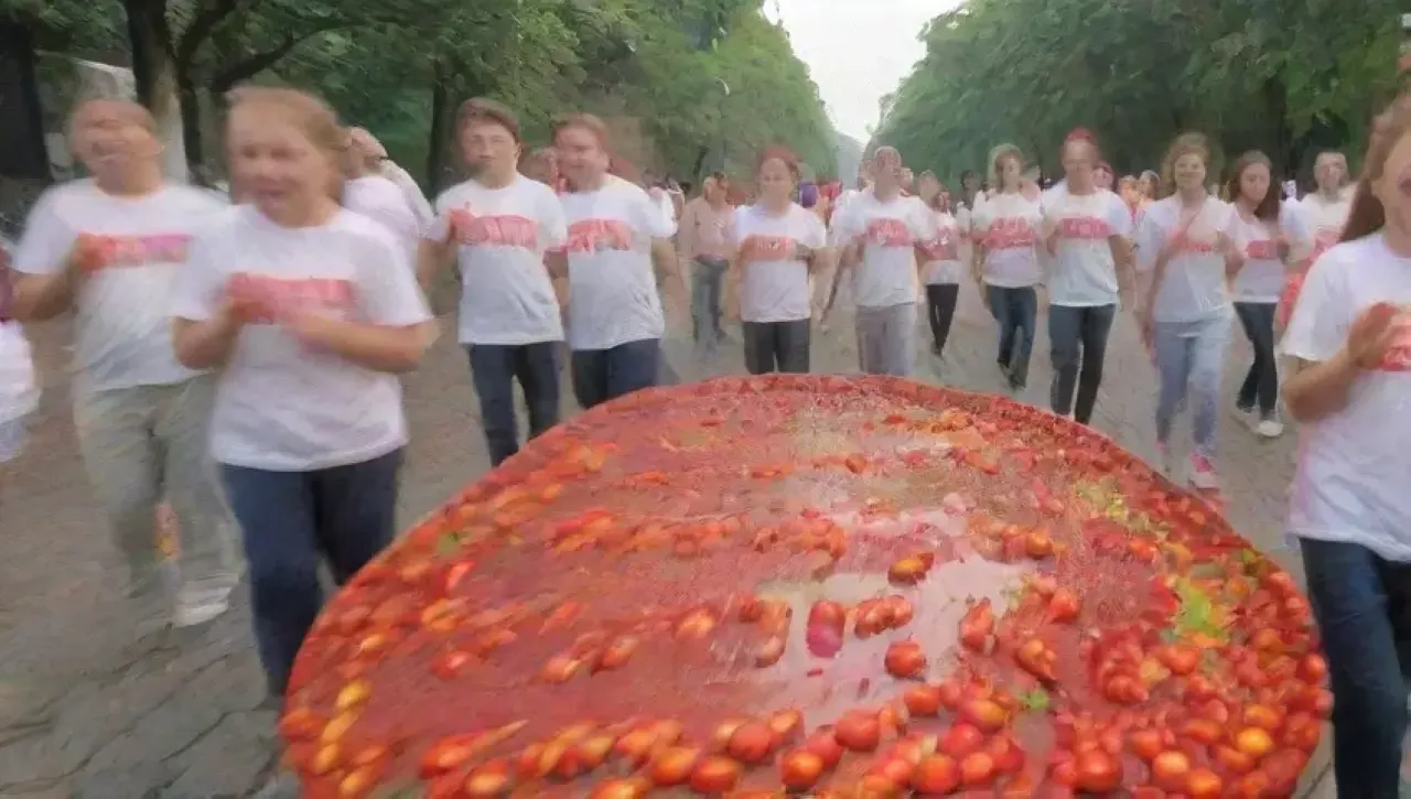 Un festival de tomates lleno de risas, color y tradición